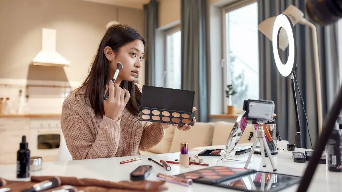 Blogger recording makeup tutorial.